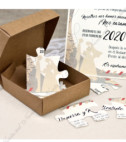 <p>Invitație de nuntă originală în formă de puzzle cu ilustrația hărții lumii, pe care este imprimat textul. Piesele se introduc într-o cutiuță cafenie accesorizată cu o sfoară de cînepă și o etichetă piesă de puzzle. Invitația nu necesită plic suplimentar.</p>