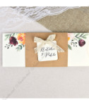 <p>Invitație de nuntă elegantă compusă din două părți. Cartonul alb destinat tipăririi textului și coperta decorată cu flori mov și accesorizată cu o bandă cafenie, de care este alipită o etichetă cu dantelă. În prețul invitației este inclus plic alb.</p>