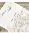<p>Invitație de nuntă elegantă care este compusă din cartonașul alb destinat textului, care ulterior se introduce într-un buzunar ornamentat cu decupaj clasic efectuat prin tehnica laser și o fundiță din mătase albă. În prețul invitației este inclus plic crem.</p>