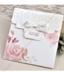 <p>Invitație de nuntă cu ornament floral pe partea superioară și carton alb în partea inferioară. La interior modelul are un spațiu dedicat textului și un chenar vărgat cu nuanțe albe și roz și un ornament floral în jur. Se pliază în trei pe orizontală și pe copertă se atașează o fundiță cu etichetă unde se printează numele mirilor. În prețul invițatiei este inclus plic de culoarea crem.</p>