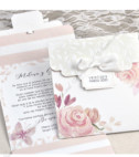 <p>Invitație de nuntă cu ornament floral pe partea superioară și carton alb în partea inferioară. La interior modelul are un spațiu dedicat textului și un chenar vărgat cu nuanțe albe și roz și un ornament floral în jur. Se pliază în trei pe orizontală și pe copertă se atașează o fundiță cu etichetă unde se printează numele mirilor. În prețul invițatiei este inclus plic de culoarea crem.</p>