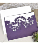 <p>Invitație de nuntă elegantă care este compusă din cartonașul alb destinat textului, care ulterior se introduce într-un buzunar mov ornamentat cu decupaj, tineri căsătoriți într-o grădină cu flori, efectuat prin tehnica laser. În prețul invitației este inclus plic crem.</p>
