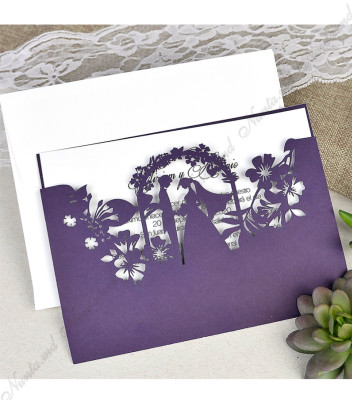 <p>Invitație de nuntă elegantă care este compusă din cartonașul alb destinat textului, care ulterior se introduce într-un buzunar mov ornamentat cu decupaj, tineri căsătoriți într-o grădină cu flori, efectuat prin tehnica laser. În prețul invitației este inclus plic crem.</p>