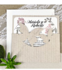 <p>Invitație de nuntă elegantă care este compusă din cartonașul alb cu imprimeu floral destinat textului, care ulterior se introduce într-un buzunar bej ornamentat cu decupaj de fluturi prin tehnica laser. În prețul invitației este inclus plic crem.</p>