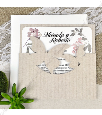 <p>Invitație de nuntă elegantă care este compusă din cartonașul alb cu imprimeu floral destinat textului, care ulterior se introduce într-un buzunar bej ornamentat cu decupaj de fluturi prin tehnica laser. În prețul invitației este inclus plic crem.</p>