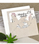 <p>Invitație de nuntă elegantă care este compusă din cartonașul alb cu imprimeu floral destinat textului, care ulterior se introduce într-un buzunar bej ornamentat cu decupaj de fluturi prin tehnica laser. În prețul invitației este inclus plic crem.</p>
