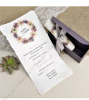 <p>Invitație de nuntă cu un cufăr din carton de culoare bleumarin. În interiorul cufărului se introduce cartonașul bej decorat cu imprimeuri florale destinat printării textulu. Panglica gri ajută la fixarea papirusului.</p>