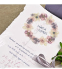 <p>Invitație de nuntă cu un cufăr din carton de culoare bleumarin. În interiorul cufărului se introduce cartonașul bej decorat cu imprimeuri florale destinat printării textulu. Panglica gri ajută la fixarea papirusului.</p>