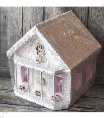 <p>Cutie pentru colectarea banilor realizată în formă de casă de culoare albă ornamentată cu dantelă. Aceasta reprezintă un accesoriu elegant și util în același timp.</p>