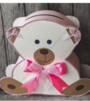 <p>Cutie de dar folosită pentru plicurile oferite de invitați la botez, realizată în formă de ursuleț, accesorizată cu fundiță de culoare roz. Aceasta reprezintă un accesoriu elegant și util în același timp.</p>