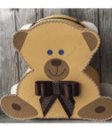<p>Cutie de dar folosită pentru plicurile oferite de invitați la botez, realizată în formă de ursuleț, accesorizată cu fundiță de culoare maro închis. Aceasta reprezintă un accesoriu elegant și util în același timp.</p>