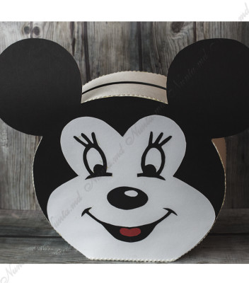 <p>Cutie de dar realizată în formă de Mickey Mouse, folosită pentru plicurile oferite de invitați la botez. Aceasta reprezintă un accesoriu elegant și util în același timp.</p>