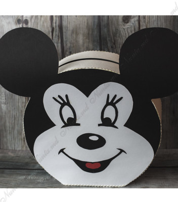 <p>Cutie de dar realizată în formă de Mickey Mouse, folosită pentru plicurile oferite de invitați la botez. Aceasta reprezintă un accesoriu elegant și util în același timp.</p>