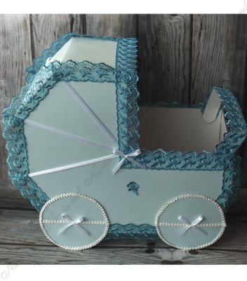 <p>Cutie de dar, realizată în formă de cărucior de culoare albastră, folosită pentru plicurile oferite de invitați la botez, ornamentată cu dantelă la fel albastră . Aceasta reprezintă un accesoriu elegant și util în același timp.</p>