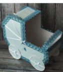 <p>Cutie de dar, realizată în formă de cărucior de culoare albastră, folosită pentru plicurile oferite de invitați la botez, ornamentată cu dantelă la fel albastră . Aceasta reprezintă un accesoriu elegant și util în același timp.</p>