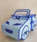 <p>Cutie de dar, realizată în formă de mașinuță de culoare albastră, folosită pentru plicurile oferite de invitați la botez, ornamentată cu dantelă. Aceasta reprezintă un accesoriu elegant și util în același timp.</p>