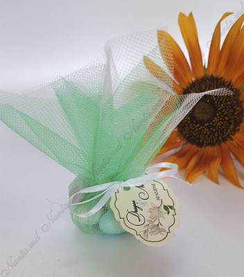 <p>Mărturie de nuntă realizată din fatin în formă de săculeț, accesorizată cu o fundiță și etichetă. Culoarea bomboanelor, fatinului, fundiței cât și a etichetei poate fi modificată. Se oferă în dar invitaților în semn de mulțumire pentru prezență la eveniment</p>