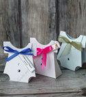 <p>Mărturie de botez în formă de bodi, ce se oferă ca mulțumire pentru oaspeții prezenți la eveniment. Accesorizată cu o fundiță și o etichetă cu numele copilului.</p>