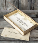 <p>Cutie din lemn în formă de carte pentru o invitație specială, plicuri pentru bani sau alte accesorii, personalizată prin gravura laser. Dimensiunile și designul cutiei pot fi modificate.</p>