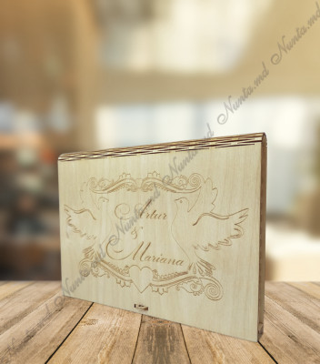 <p>Cutie din lemn în formă de carte pentru o invitație specială, plicuri pentru bani sau alte accesorii, personalizată prin gravura laser. Dimensiunile și designul cutiei pot fi modificate.</p>