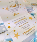 <p>Invitaţie originală cu design personalizat, &nbsp;se pliază în două, pe partea interioară este imprimat textul invitației.&nbsp;</p><p><strong>Setul poate fi completat cu:</strong></p><p>•&nbsp;&nbsp;&nbsp;&nbsp;&nbsp;&nbsp;&nbsp;&nbsp; Aranjare la mese;</p><p>•&nbsp;&nbsp;&nbsp;&nbsp;&nbsp;&nbsp;&nbsp;&nbsp; Cartea de urări;</p><p>•&nbsp;&nbsp;&nbsp;&nbsp;&nbsp;&nbsp;&nbsp;&nbsp; Plic de bani;</p><p>•&nbsp;&nbsp;&nbsp;&nbsp;&nbsp;&nbsp;&nbsp;&nbsp; Număr la masă etc.</p><p>•&nbsp;&nbsp;&nbsp;&nbsp;&nbsp;&nbsp;&nbsp;&nbsp; Bomboniera;</p><p>•&nbsp;&nbsp;&nbsp;&nbsp;&nbsp;&nbsp;&nbsp;&nbsp; Cutie pentru colaci;</p><p>•&nbsp;&nbsp;&nbsp;&nbsp;&nbsp;&nbsp;&nbsp;&nbsp; Cutie pentru bani.</p><p>&nbsp;</p><p><strong>ATENŢIE: </strong>În dependenţă de tipul hârtiei, complexitatea modelului şi componentele alese, preţul poate varia.&nbsp;</p><p>Designul poate modificat !!!</p>