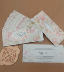 <p>Invitație de nuntă în nuanțe bej, roz pastelat cu motive florale confecționată din două elemente: cartonașul destinat printării textului care ulterior se introduce într-o teacă cu rol de plic, în mijlocul căreia se regăsește un decupaj prin care se pot citi datele importante ale evenimentului. Invitația nu conține plic.</p>