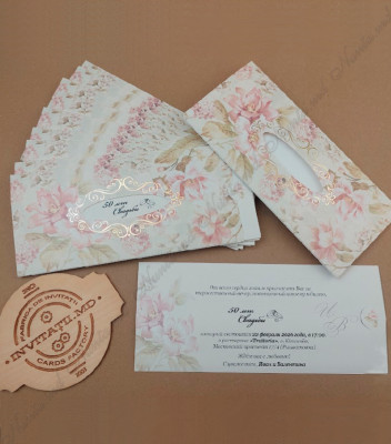 <p>Invitație de nuntă în nuanțe bej, roz pastelat cu motive florale confecționată din două elemente: cartonașul destinat printării textului care ulterior se introduce într-o teacă cu rol de plic, în mijlocul căreia se regăsește un decupaj prin care se pot citi datele importante ale evenimentului. Invitația nu conține plic.</p>