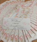 <p>Invitație de nuntă în nuanțe bej, roz pastelat cu motive florale confecționată din două elemente: cartonașul destinat printării textului care ulterior se introduce într-o teacă cu rol de plic, în mijlocul căreia se regăsește un decupaj prin care se pot citi datele importante ale evenimentului. Invitația nu conține plic.</p>