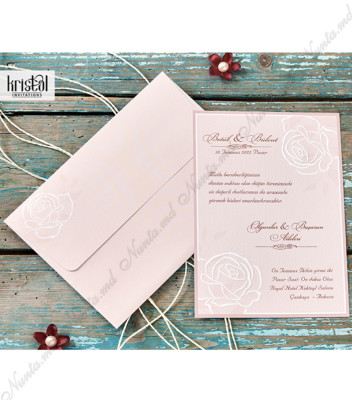 <p>Invitație de nuntă elegantă confecționată dintr-un carton roz reliefat destinat printării textului cu imprimeu floral alb în colț. Prețul invitației include plic de culoare roz.</p>