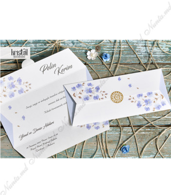<p>Stoc limitat.</p><p>Invitație de nuntă confecționată dintr-un carton alb lucios cu imprimeu floral, care se pliază luînd forma unui plic și se accesorizează cu un sigiliu ornamentat auriu. Invitația nu include alt plic suplimentar.</p>