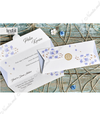 <p>Stoc limitat.</p><p>Invitație de nuntă confecționată dintr-un carton alb lucios cu imprimeu floral, care se pliază luînd forma unui plic și se accesorizează cu un sigiliu ornamentat auriu. Invitația nu include alt plic suplimentar.</p>