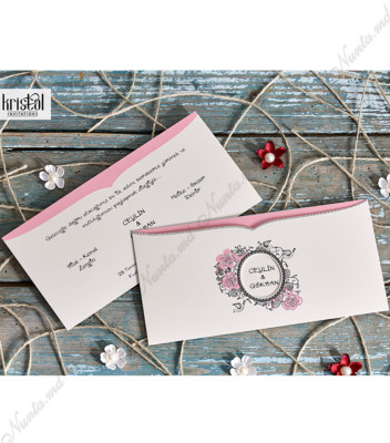 <p>Invitație de nună elegantă, confecționată din carton crem, pe care se imprimă textul. Acesta ulterior se introduce într-un plic de tip buzunar cu un decupaj pe mijloc, evidențiat cu un chenar floral, prin care se văd inițialele mirilor.</p>
