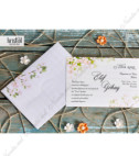 <p>Invitație de nuntă romantică, confecționată din carton cu imprimeu de lemn destinat tipăririi textului și ornamentat cu elemente floristice. Plicul cu același design floral este inclus în prețul invitației.</p>