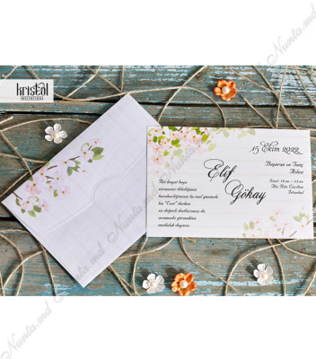 <p>Invitație de nuntă romantică, confecționată din carton cu imprimeu de lemn destinat tipăririi textului și ornamentat cu elemente floristice. Plicul cu același design floral este inclus în prețul invitației.</p>