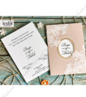 <p>Invitație de nuntă în nuanțe pastelate compusă dintr-un cartonaș alb destinat printării textului, care ulterior se introduce într-un plic sub forma unui buzunar roz pudră cu imprimeu alb clasic în colț și decupaj pe mijloc unde se pot observa inițialele mirilor din interiorul invitației. Invitația nu are plic.</p>