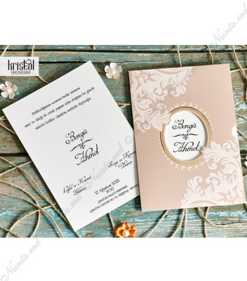 <p>Invitație de nuntă în nuanțe pastelate compusă dintr-un cartonaș alb destinat printării textului, care ulterior se introduce într-un plic sub forma unui buzunar roz pudră cu imprimeu alb clasic în colț și decupaj pe mijloc unde se pot observa inițialele mirilor din interiorul invitației. Invitația nu are plic.</p>