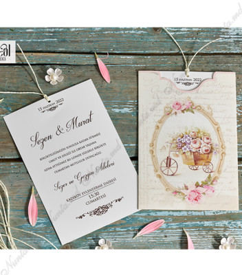 <p>invitație de nuntă originală, realizată dintr-o opertă de culoare bej cu elemente florale în stil vintage. Cartonașul destinat printării textului este de culoare albă, accesoriu fiind sfoara de culoare crem. Invitația nu conține plic suplimentar.</p>
