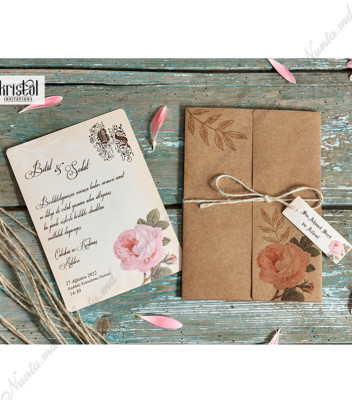 <p>Invitație de nuntă în stil rustic confecționată din cartonaș bej ornamentat cu imprimeu floral destinat printării textului și copertă craft cu același imprimeu floral, ornamentat cu o fundiță din sfoară de cânepă.</p>