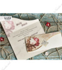 <p>Invitație de nuntă confecționată din carton bej lucios, decorată cu motive florale, partea interioară fiind destinată tipăririi textului. Invitația se pliază în trei pe orizontală și nu conține plic.</p>