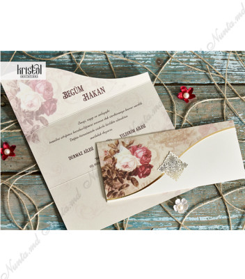 <p>Invitație de nuntă confecționată din carton bej lucios, decorată cu motive florale, partea interioară fiind destinată tipăririi textului. Invitația se pliază în trei pe orizontală și nu conține plic.</p>