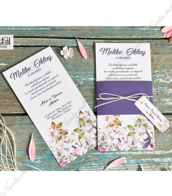 <p>Invitație de nuntă în stil romantic confecționată dintr-un carton alb cu motive florale la bază destinat printării textului la mijlocul căreia se decorează cu o bandă decorativă mov, o fundiță din sfoară albă și o etichetă.</p>