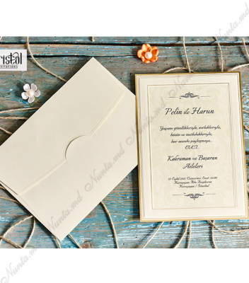 <p>Invitație de nuntă clasică formată dintr-un carton bej cu ornamente clasice pe fundal și chenar reliefat pe mărgini. În mijlocul cartonașului se printează textul invitației. În prețul invitației este inclus plic bej.</p>