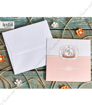 <p>Invitație de nuntă elegantă formată dintr-un carton pliat în două pe orizontală. Textul se printează în zona pliării și se închide datorită decupajului pe partea de sus a invitației în formă de chenar unde se printează inițialele mirilor. Prețul invitației include plic alb.</p>