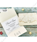 <p>Invitație de nuntă elegantă, confecționată dintr-un carton ce se pliază în 3 pe orizontală. Coperta care are formă de plic de culoarea ivory, cu elemente decorative reliefate și ca accesoriu pe centru o fundiță. Textul invitației se printează în interior pe partea din mijloc.</p>