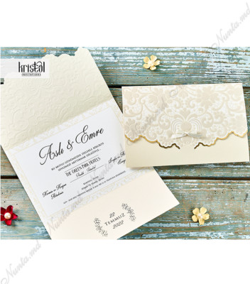<p>Invitație de nuntă elegantă, confecționată dintr-un carton ce se pliază în 3 pe orizontală. Coperta care are formă de plic de culoarea ivory, cu elemente decorative reliefate și ca accesoriu pe centru o fundiță. Textul invitației se printează în interior pe partea din mijloc.</p>