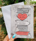 <p>Invitație de nuntă originală cu imprimeu stilizat în fomă de indicator romantic, chenarele căruia sunt destinate pentru imprimarea celor mai importante date ale evenimentului. Prețul invitației include plic alb.</p>