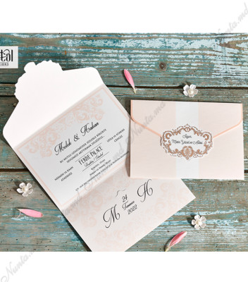 <p>Invitație de nuntă elegantă formată dintr-un carton pliat în trei pe orizontală de culoare roz pudrat. Textul se printează în partea de mijloc și se închide datorită decupajului pe partea de sus a invitației în formă de chenar cu imprimeu clasic unde se printează inițialele mirilor.</p>