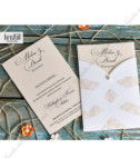 <p>Invitație de nuntă elegantă care este compusă din cartonașul bej destinat textului, care ulterior se introduce într-un plic de tip buzunar ornamentat cu imprimeu reliefat și o perlă.</p>
