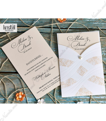 <p>Invitație de nuntă elegantă care este compusă din cartonașul bej destinat textului, care ulterior se introduce într-un plic de tip buzunar ornamentat cu imprimeu reliefat și o perlă.</p>