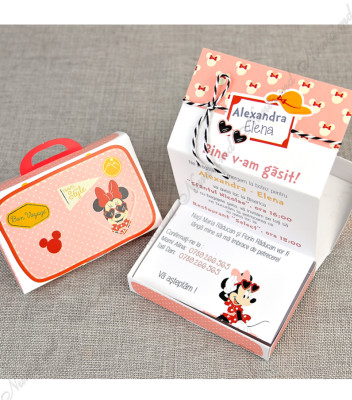 <p>Invitație de botez originală de forma unei valize pentru fetițe, culoarea predominantă: roșie. Cartonul destinat imprimării textului este pliat în patru părți și prins în partea de sus cu o fundă rustică alb-negru. Cartonașul pliat se introduce în cutiuța - valiză, pe partea de sus a acesteia fiind imprimată Mini Mouse. Prețul afișat este doar pentru invitație.</p><p><strong>Setul poate fi completat cu:</strong></p><p>•&nbsp;&nbsp;&nbsp;&nbsp;&nbsp;&nbsp;&nbsp;&nbsp; Aranjare la mese;</p><p>•&nbsp;&nbsp;&nbsp;&nbsp;&nbsp;&nbsp;&nbsp;&nbsp; Cartea de urări;</p><p>•&nbsp;&nbsp;&nbsp;&nbsp;&nbsp;&nbsp;&nbsp;&nbsp; Plic de bani;</p><p>•&nbsp;&nbsp;&nbsp;&nbsp;&nbsp;&nbsp;&nbsp;&nbsp; Număr la masă etc.</p><p>•&nbsp;&nbsp;&nbsp;&nbsp;&nbsp;&nbsp;&nbsp;&nbsp; Bomboniera;</p><p>•&nbsp;&nbsp;&nbsp;&nbsp;&nbsp;&nbsp;&nbsp;&nbsp; Cutie pentru colaci;</p><p>•&nbsp;&nbsp;&nbsp;&nbsp;&nbsp;&nbsp;&nbsp;&nbsp; Cutie pentru bani.</p>